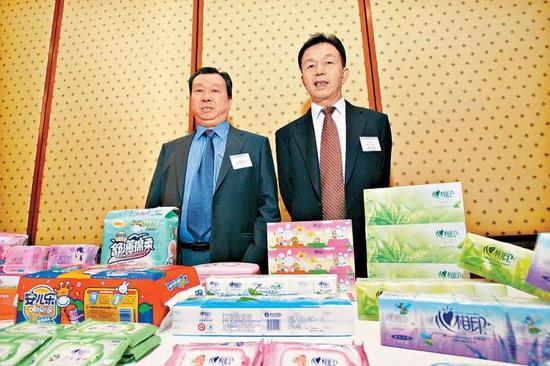 恒安集团许连捷（右）及恒安旗下品牌、产品