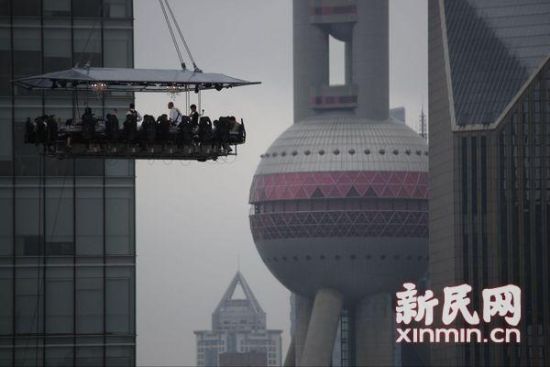 悬空50米空中餐厅亮相上海 市民：用生命吃饭